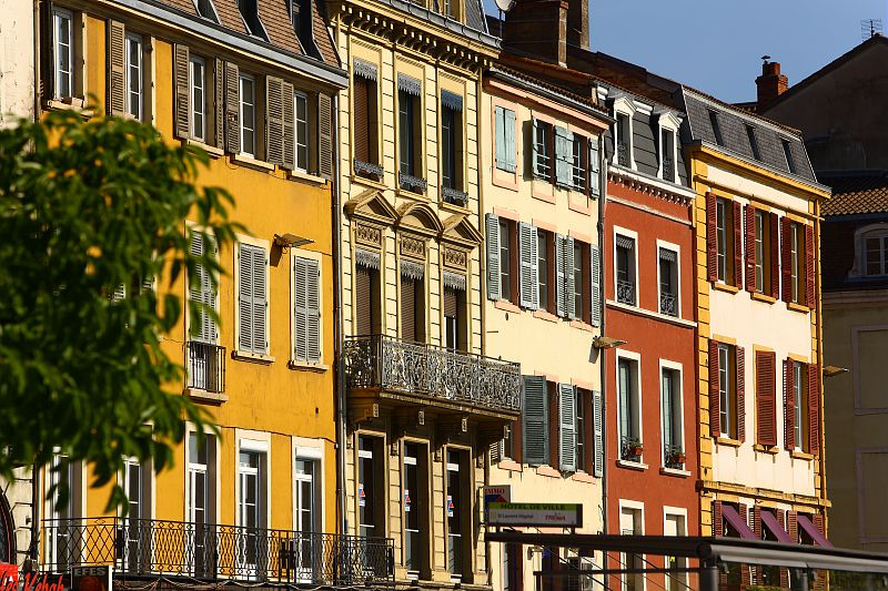 Mâcon : les facades colorées de la ville, face à l'esplanade - Saône-et-Loire Tourisme