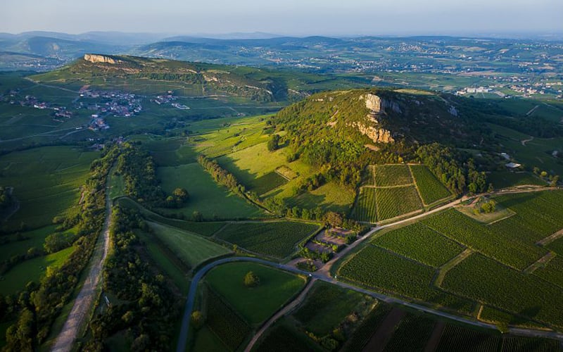 Solutré-Pouilly et Vergisson : les roches de Solutré et Vergisson, le vignoble, le village de Vergisson - Saône-et-Loire Tourisme