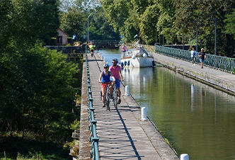 Digoin : randonneurs à vélo sur le pont canal - Saône-et-Loire Tourisme