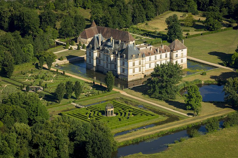 Cormatin : château de Cormatin, jardin et labyrithe en 1er plan - Saône-et-Loire Tourisme