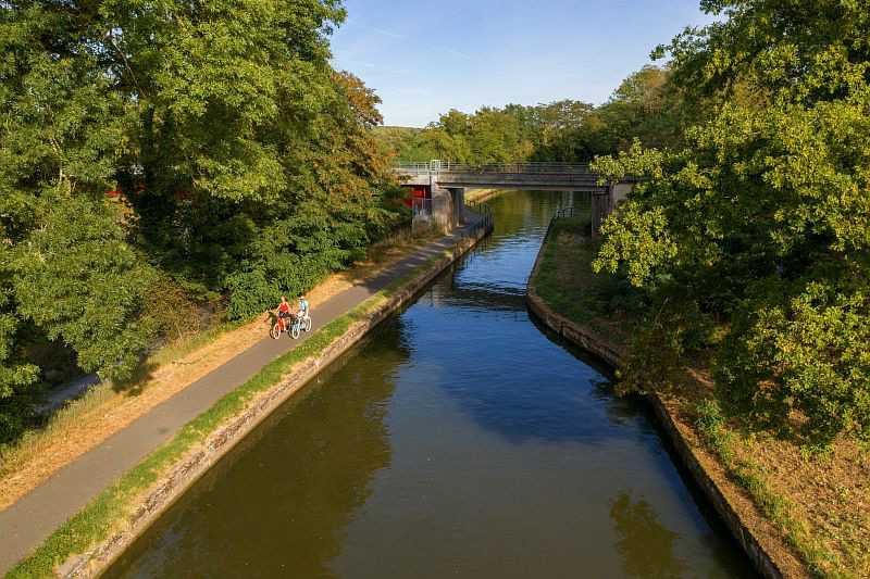 randonneurs à vélo sur la Voie Verte le long du canal latéral à la Loire