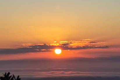 Lever de soleil et petit déjeuner au sommet de la Roche de Solutré